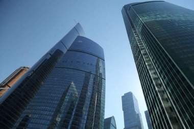 Moskova, Rusya - 13 Ağustos 2017: Düşük açılı görünüş Moscow City gökdelenlerin. Şehir merkezinde bir fütüristik tasarımı ile modern bir ticari binalar Moskova-City (Moskova Uluslararası İş Merkezi) olduğunu.