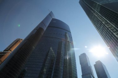 Moskova, Rusya - 13 Ağustos 2017: Düşük açılı görünüş Moscow City gökdelenlerin. Şehir merkezinde bir fütüristik tasarımı ile modern bir ticari binalar Moskova-City (Moskova Uluslararası İş Merkezi) olduğunu.