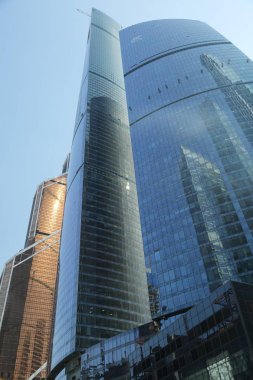 Moskova, Rusya - 13 Ağustos 2017: Düşük açılı görünüş Moscow City gökdelenlerin. Şehir merkezinde bir fütüristik tasarımı ile modern bir ticari binalar Moskova-City (Moskova Uluslararası İş Merkezi) olduğunu.