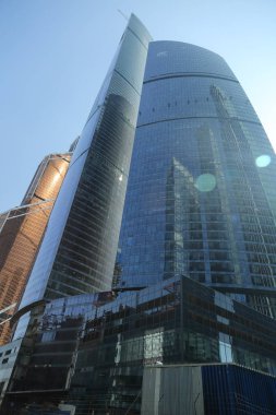 Moskova, Rusya - 13 Ağustos 2017: Düşük açılı görünüş Moscow City gökdelenlerin. Şehir merkezinde bir fütüristik tasarımı ile modern bir ticari binalar Moskova-City (Moskova Uluslararası İş Merkezi) olduğunu.