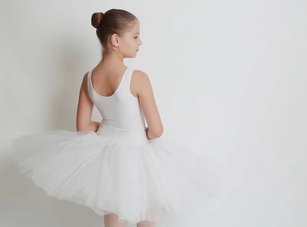 Студийный образ маленькой балерины — стоковое фото