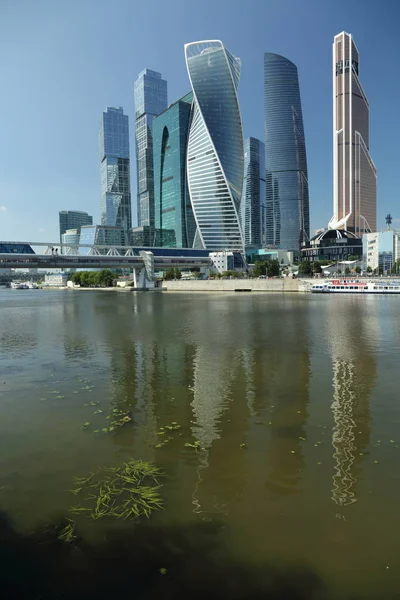 Moskova, Rusya - 13 Ağustos 2017: Düşük açılı görünüş Moscow City gökdelenlerin. Şehir merkezinde bir fütüristik tasarımı ile modern bir ticari binalar Moskova-City (Moskova Uluslararası İş Merkezi) olduğunu.
