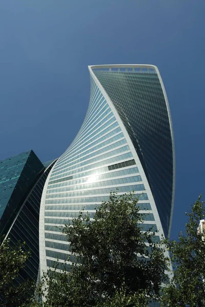 Moskova, Rusya - 13 Ağustos 2017: Düşük açılı görünüş Moscow City gökdelenlerin. Şehir merkezinde bir fütüristik tasarımı ile modern bir ticari binalar Moskova-City (Moskova Uluslararası İş Merkezi) olduğunu.