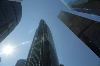 Moskova, Rusya - 13 Ağustos 2017: Düşük açılı görünüş Moscow City gökdelenlerin. Şehir merkezinde bir fütüristik tasarımı ile modern bir ticari binalar Moskova-City (Moskova Uluslararası İş Merkezi) olduğunu.