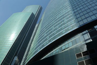 Moskova, Rusya - 13 Ağustos 2017: Düşük açılı görünüş Moscow City gökdelenlerin. Şehir merkezinde bir fütüristik tasarımı ile modern bir ticari binalar Moskova-City (Moskova Uluslararası İş Merkezi) olduğunu.