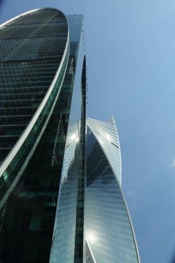 Moskova, Rusya - 13 Ağustos 2017: Düşük açılı görünüş Moscow City gökdelenlerin. Şehir merkezinde bir fütüristik tasarımı ile modern bir ticari binalar Moskova-City (Moskova Uluslararası İş Merkezi) olduğunu.