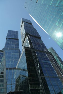 Moskova, Rusya - 13 Ağustos 2017: Düşük açılı görünüş Moscow City gökdelenlerin. Şehir merkezinde bir fütüristik tasarımı ile modern bir ticari binalar Moskova-City (Moskova Uluslararası İş Merkezi) olduğunu.