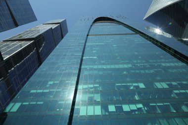 Moskova, Rusya - 13 Ağustos 2017: Düşük açılı görünüş Moscow City gökdelenlerin. Şehir merkezinde bir fütüristik tasarımı ile modern bir ticari binalar Moskova-City (Moskova Uluslararası İş Merkezi) olduğunu.