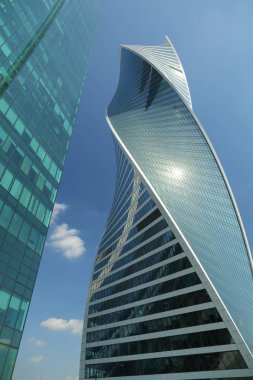 Moskova, Rusya - 13 Ağustos 2017: Düşük açılı görünüş Moscow City gökdelenlerin. Şehir merkezinde bir fütüristik tasarımı ile modern bir ticari binalar Moskova-City (Moskova Uluslararası İş Merkezi) olduğunu.