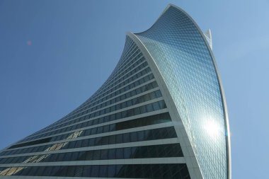 Moskova, Rusya - 13 Ağustos 2017: Düşük açılı görünüş Moscow City gökdelenlerin. Şehir merkezinde bir fütüristik tasarımı ile modern bir ticari binalar Moskova-City (Moskova Uluslararası İş Merkezi) olduğunu.