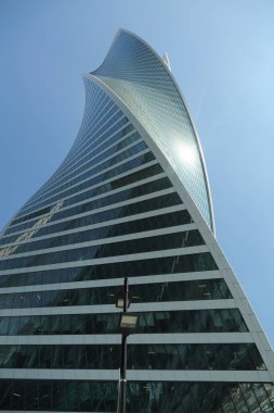 Moskova, Rusya - 13 Ağustos 2017: Düşük açılı görünüş Moscow City gökdelenlerin. Şehir merkezinde bir fütüristik tasarımı ile modern bir ticari binalar Moskova-City (Moskova Uluslararası İş Merkezi) olduğunu.