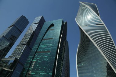 Moskova, Rusya - 13 Ağustos 2017: Düşük açılı görünüş Moscow City gökdelenlerin. Şehir merkezinde bir fütüristik tasarımı ile modern bir ticari binalar Moskova-City (Moskova Uluslararası İş Merkezi) olduğunu.