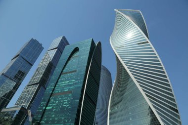 Moskova, Rusya - 13 Ağustos 2017: Düşük açılı görünüş Moscow City gökdelenlerin. Şehir merkezinde bir fütüristik tasarımı ile modern bir ticari binalar Moskova-City (Moskova Uluslararası İş Merkezi) olduğunu.