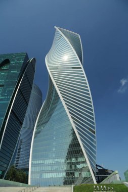 Moskova, Rusya - 13 Ağustos 2017: Düşük açılı görünüş Moscow City gökdelenlerin. Şehir merkezinde bir fütüristik tasarımı ile modern bir ticari binalar Moskova-City (Moskova Uluslararası İş Merkezi) olduğunu.