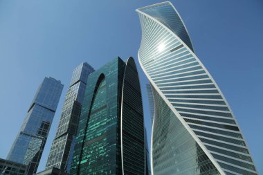 Moskova, Rusya - 13 Ağustos 2017: Düşük açılı görünüş Moscow City gökdelenlerin. Şehir merkezinde bir fütüristik tasarımı ile modern bir ticari binalar Moskova-City (Moskova Uluslararası İş Merkezi) olduğunu.