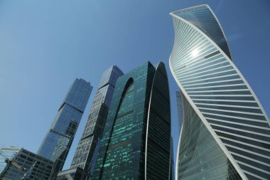 Moskova, Rusya - 13 Ağustos 2017: Düşük açılı görünüş Moscow City gökdelenlerin. Şehir merkezinde bir fütüristik tasarımı ile modern bir ticari binalar Moskova-City (Moskova Uluslararası İş Merkezi) olduğunu.