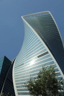 Moskova, Rusya - 13 Ağustos 2017: Düşük açılı görünüş Moscow City gökdelenlerin. Şehir merkezinde bir fütüristik tasarımı ile modern bir ticari binalar Moskova-City (Moskova Uluslararası İş Merkezi) olduğunu.