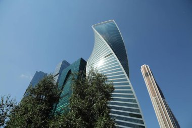 Moskova, Rusya - 13 Ağustos 2017: Düşük açılı görünüş Moscow City gökdelenlerin. Şehir merkezinde bir fütüristik tasarımı ile modern bir ticari binalar Moskova-City (Moskova Uluslararası İş Merkezi) olduğunu.