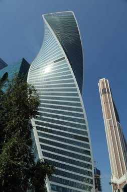 Moskova, Rusya - 13 Ağustos 2017: Düşük açılı görünüş Moscow City gökdelenlerin. Şehir merkezinde bir fütüristik tasarımı ile modern bir ticari binalar Moskova-City (Moskova Uluslararası İş Merkezi) olduğunu.