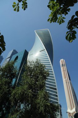 Moskova, Rusya - 13 Ağustos 2017: Düşük açılı görünüş Moscow City gökdelenlerin. Şehir merkezinde bir fütüristik tasarımı ile modern bir ticari binalar Moskova-City (Moskova Uluslararası İş Merkezi) olduğunu.