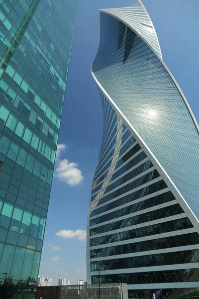 Moskova, Rusya - 13 Ağustos 2017: Düşük açılı görünüş Moscow City gökdelenlerin. Şehir merkezinde bir fütüristik tasarımı ile modern bir ticari binalar Moskova-City (Moskova Uluslararası İş Merkezi) olduğunu.