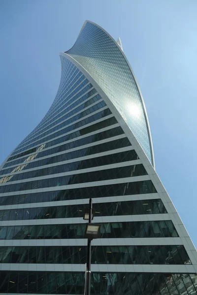 Moskova, Rusya - 13 Ağustos 2017: Düşük açılı görünüş Moscow City gökdelenlerin. Şehir merkezinde bir fütüristik tasarımı ile modern bir ticari binalar Moskova-City (Moskova Uluslararası İş Merkezi) olduğunu.