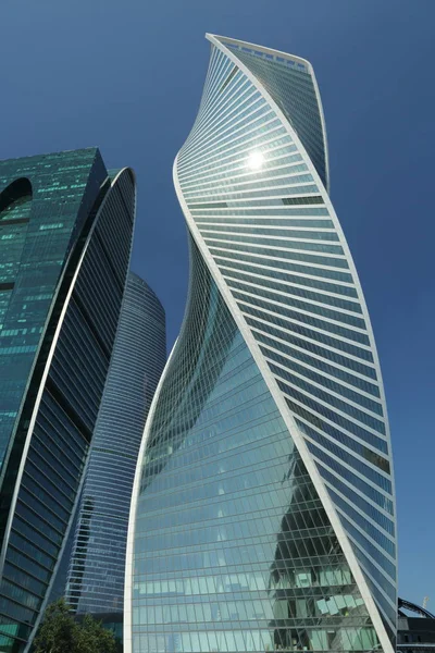 Moskova, Rusya - 13 Ağustos 2017: Düşük açılı görünüş Moscow City gökdelenlerin. Şehir merkezinde bir fütüristik tasarımı ile modern bir ticari binalar Moskova-City (Moskova Uluslararası İş Merkezi) olduğunu.