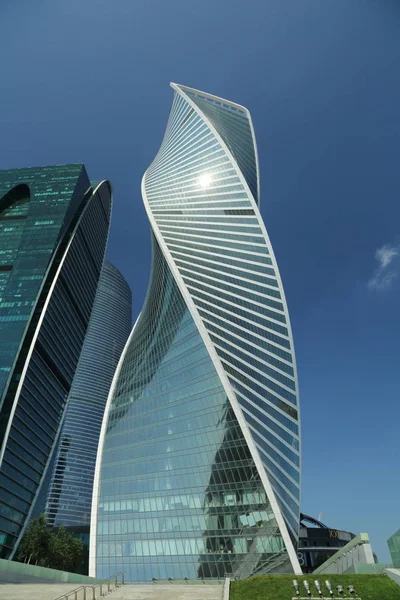 Moskova, Rusya - 13 Ağustos 2017: Düşük açılı görünüş Moscow City gökdelenlerin. Şehir merkezinde bir fütüristik tasarımı ile modern bir ticari binalar Moskova-City (Moskova Uluslararası İş Merkezi) olduğunu.