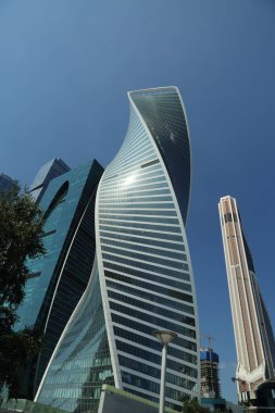 Moskova, Rusya - 13 Ağustos 2017: Düşük açılı görünüş Moscow City gökdelenlerin. Şehir merkezinde bir fütüristik tasarımı ile modern bir ticari binalar Moskova-City (Moskova Uluslararası İş Merkezi) olduğunu.