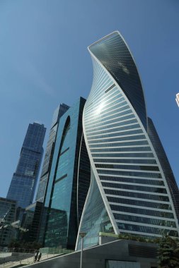 Moskova, Rusya - 13 Ağustos 2017: Düşük açılı görünüş Moscow City gökdelenlerin. Şehir merkezinde bir fütüristik tasarımı ile modern bir ticari binalar Moskova-City (Moskova Uluslararası İş Merkezi) olduğunu.