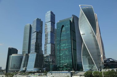 Moskova, Rusya - 13 Ağustos 2017: Düşük açılı görünüş Moscow City gökdelenlerin. Şehir merkezinde bir fütüristik tasarımı ile modern bir ticari binalar Moskova-City (Moskova Uluslararası İş Merkezi) olduğunu.