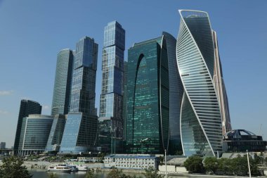 Moskova, Rusya - 13 Ağustos 2017: Düşük açılı görünüş Moscow City gökdelenlerin. Şehir merkezinde bir fütüristik tasarımı ile modern bir ticari binalar Moskova-City (Moskova Uluslararası İş Merkezi) olduğunu.