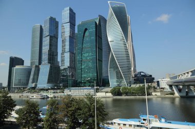 Moskova, Rusya - 13 Ağustos 2017: Düşük açılı görünüş Moscow City gökdelenlerin. Şehir merkezinde bir fütüristik tasarımı ile modern bir ticari binalar Moskova-City (Moskova Uluslararası İş Merkezi) olduğunu.