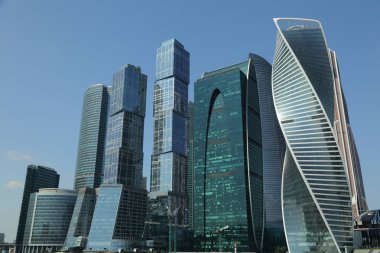 Moskova, Rusya - 13 Ağustos 2017: Düşük açılı görünüş Moscow City gökdelenlerin. Şehir merkezinde bir fütüristik tasarımı ile modern bir ticari binalar Moskova-City (Moskova Uluslararası İş Merkezi) olduğunu.