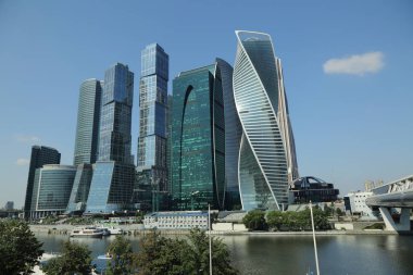Moskova, Rusya - 13 Ağustos 2017: Düşük açılı görünüş Moscow City gökdelenlerin. Şehir merkezinde bir fütüristik tasarımı ile modern bir ticari binalar Moskova-City (Moskova Uluslararası İş Merkezi) olduğunu.