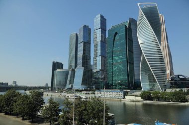 Moskova, Rusya - 13 Ağustos 2017: Düşük açılı görünüş Moscow City gökdelenlerin. Şehir merkezinde bir fütüristik tasarımı ile modern bir ticari binalar Moskova-City (Moskova Uluslararası İş Merkezi) olduğunu.