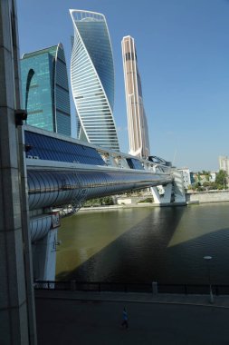 Moskova, Rusya - 13 Ağustos 2017: Düşük açılı görünüş Moscow City gökdelenlerin. Şehir merkezinde bir fütüristik tasarımı ile modern bir ticari binalar Moskova-City (Moskova Uluslararası İş Merkezi) olduğunu.