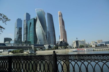 Moskova, Rusya - 13 Ağustos 2017: Düşük açılı görünüş Moscow City gökdelenlerin. Şehir merkezinde bir fütüristik tasarımı ile modern bir ticari binalar Moskova-City (Moskova Uluslararası İş Merkezi) olduğunu.