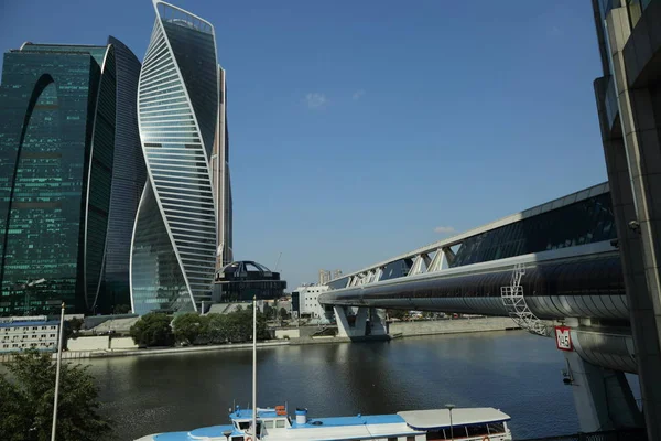 Moskova, Rusya - 13 Ağustos 2017: Düşük açılı görünüş Moscow City gökdelenlerin. Şehir merkezinde bir fütüristik tasarımı ile modern bir ticari binalar Moskova-City (Moskova Uluslararası İş Merkezi) olduğunu.