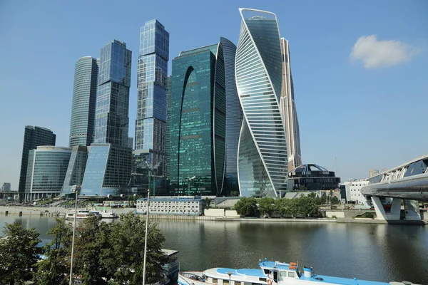 Moskova, Rusya - 13 Ağustos 2017: Düşük açılı görünüş Moscow City gökdelenlerin. Şehir merkezinde bir fütüristik tasarımı ile modern bir ticari binalar Moskova-City (Moskova Uluslararası İş Merkezi) olduğunu.