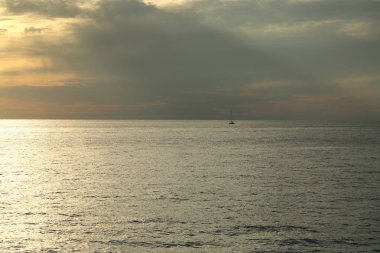 Rusya Federasyonu'nun Soçi kentinde Karadeniz'de ve yatlarda güzel gün batımı. Seçilen Odak.