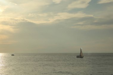 Rusya Federasyonu'nun Soçi kentinde Karadeniz'de ve yatlarda güzel gün batımı. Seçilen Odak.