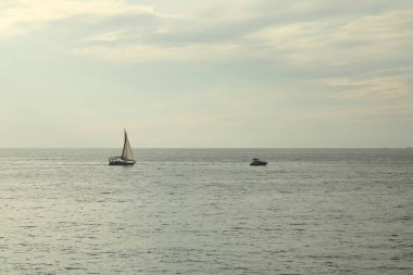 Rusya Federasyonu'nun Soçi kentinde Karadeniz'de ve yatlarda güzel gün batımı. Seçilen Odak.