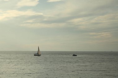 Rusya Federasyonu'nun Soçi kentinde Karadeniz'de ve yatlarda güzel gün batımı. Seçilen Odak.