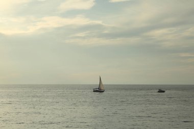 Rusya Federasyonu'nun Soçi kentinde Karadeniz'de ve yatlarda güzel gün batımı. Seçilen Odak.