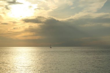 Rusya Federasyonu'nun Soçi kentinde Karadeniz'de ve yatlarda güzel gün batımı. Seçilen Odak.