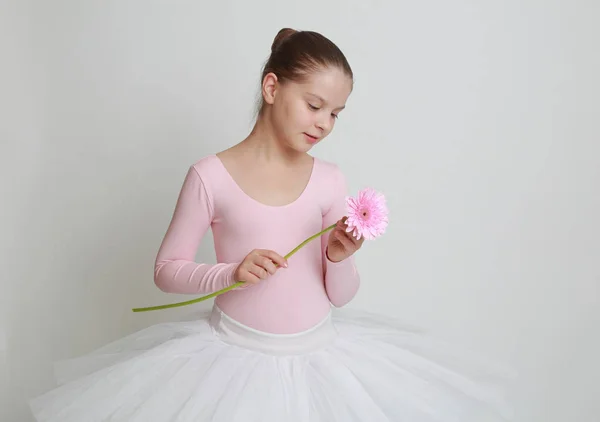 Vackra Lilla Ballerina Och Rosa Gerbera Blomma — Stockfoto