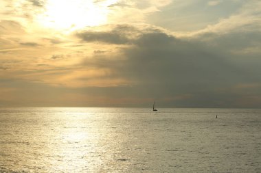 Rusya Federasyonu'nun Soçi kentinde Karadeniz'de ve yatlarda güzel gün batımı. Seçilen Odak.