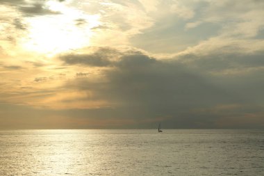 Rusya Federasyonu'nun Soçi kentinde Karadeniz'de ve yatlarda güzel gün batımı. Seçilen Odak.