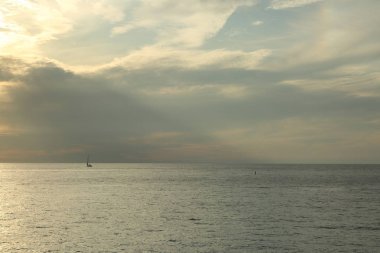 Rusya Federasyonu'nun Soçi kentinde Karadeniz'de ve yatlarda güzel gün batımı. Seçilen Odak.